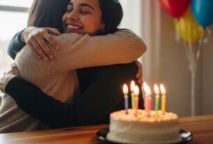 Pessoa comemorando com bolo e abraços representando mensagem de aniversário especial.