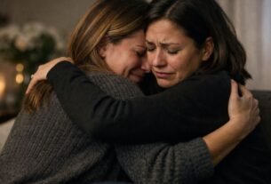 Duas pessoas se abraçando em gesto de apoio representando uma mensagem de luto.