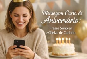 Pessoa sorrindo olhando celular com mensagem curta de aniversário e texto na imagem