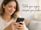 Pessoa sorrindo enquanto escreve mensagem para status no celular com texto sobre frases curtas e impactantes