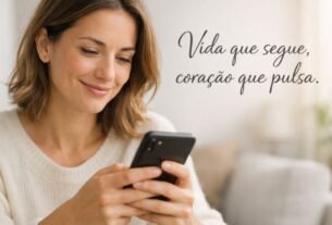Pessoa sorrindo enquanto escreve mensagem para status no celular com texto sobre frases curtas e impactantes