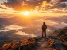 Pessoa no topo de uma montanha observando o sol nascer no horizonte, simbolizando frases fortes de motivação e superação de desafios.
